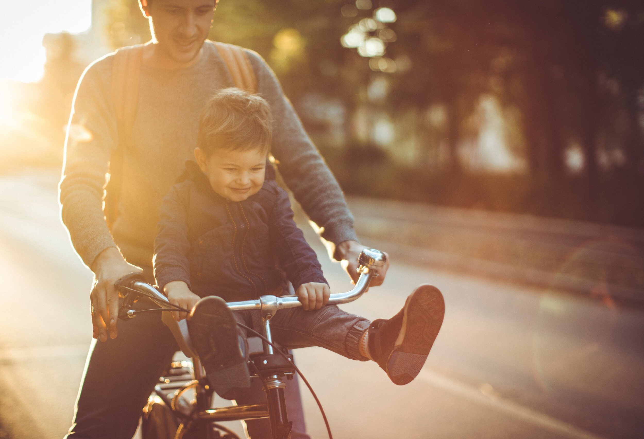 Man op fiets met kind voorop